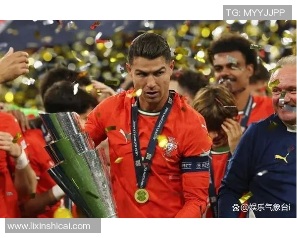 足球明星压轴出场高清图片展现精彩瞬间与激情时刻