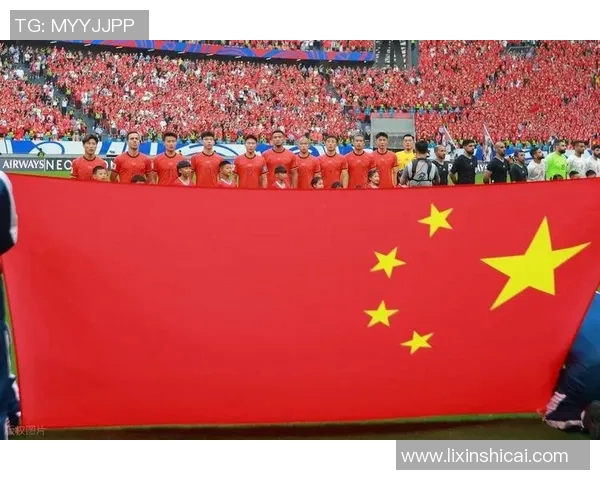 足球巨星重返故土引发球迷热烈欢呼重温昔日辉煌时刻